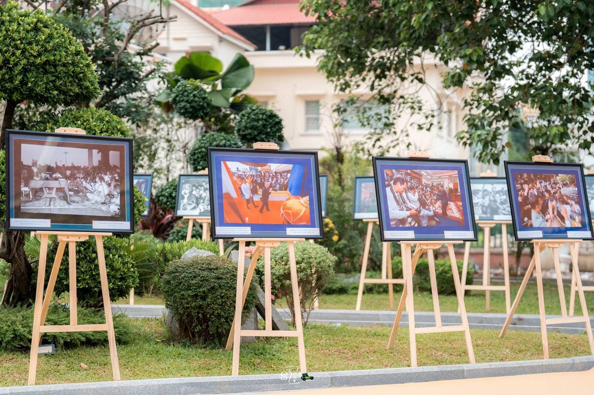 柬埔寨新闻部在新闻胜利公园举办战地摄影展,展出多位国内外记者在战争期间拍摄的珍贵