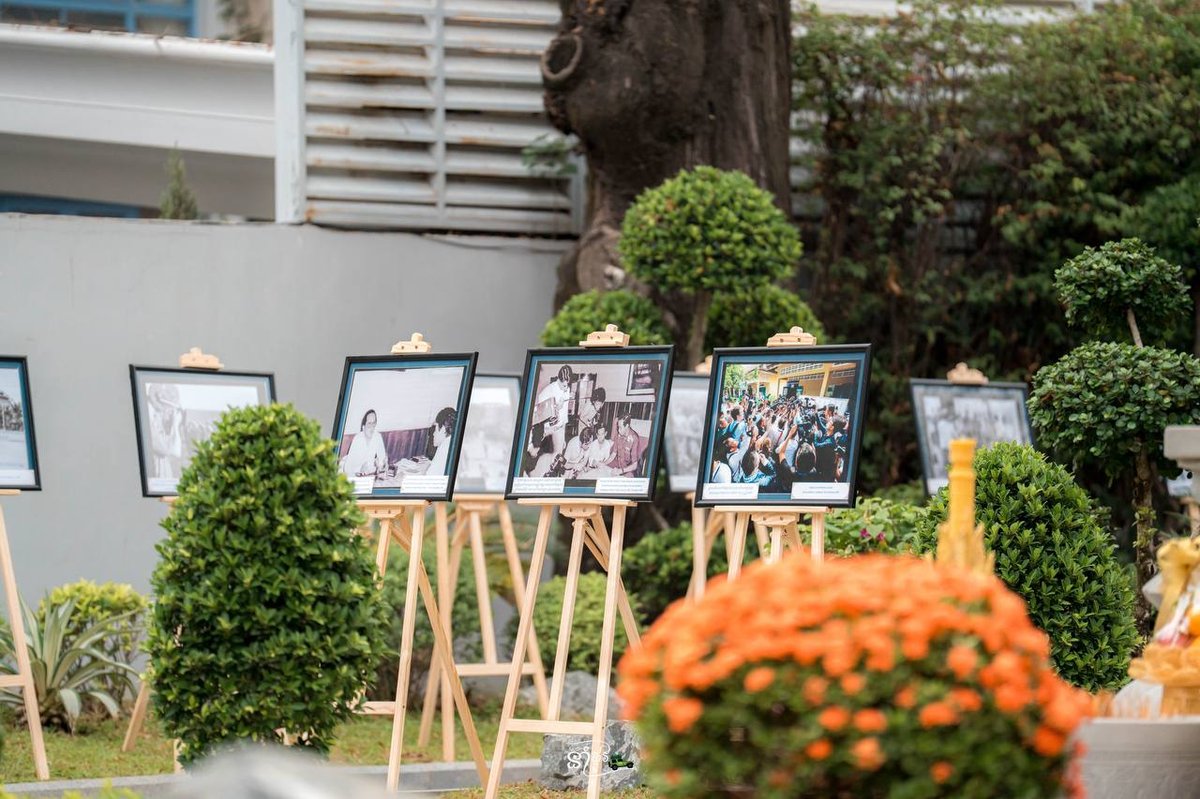 柬埔寨新闻部在新闻胜利公园举办战地摄影展,展出多位国内外记者在战争期间拍摄的珍贵