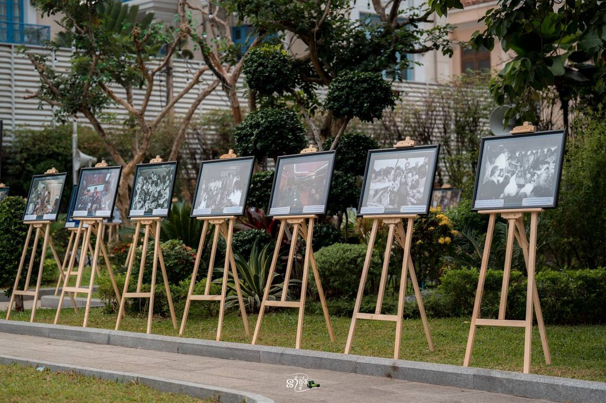柬埔寨新闻部在新闻胜利公园举办战地摄影展,展出多位国内外记者在战争期间拍摄的珍贵