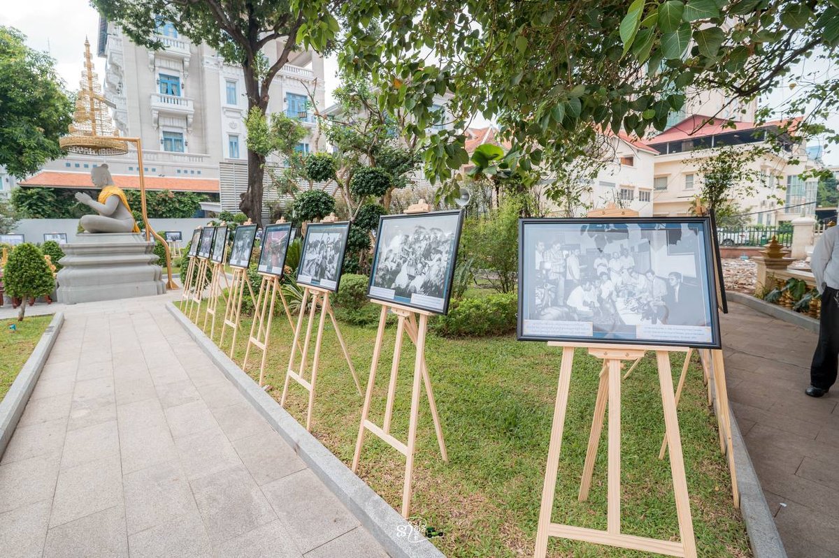 柬埔寨新闻部在新闻胜利公园举办战地摄影展,展出多位国内外记者在战争期间拍摄的珍贵