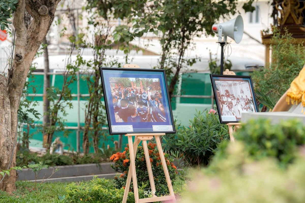 柬埔寨新闻部在新闻胜利公园举办战地摄影展,展出多位国内外记者在战争期间拍摄的珍贵
