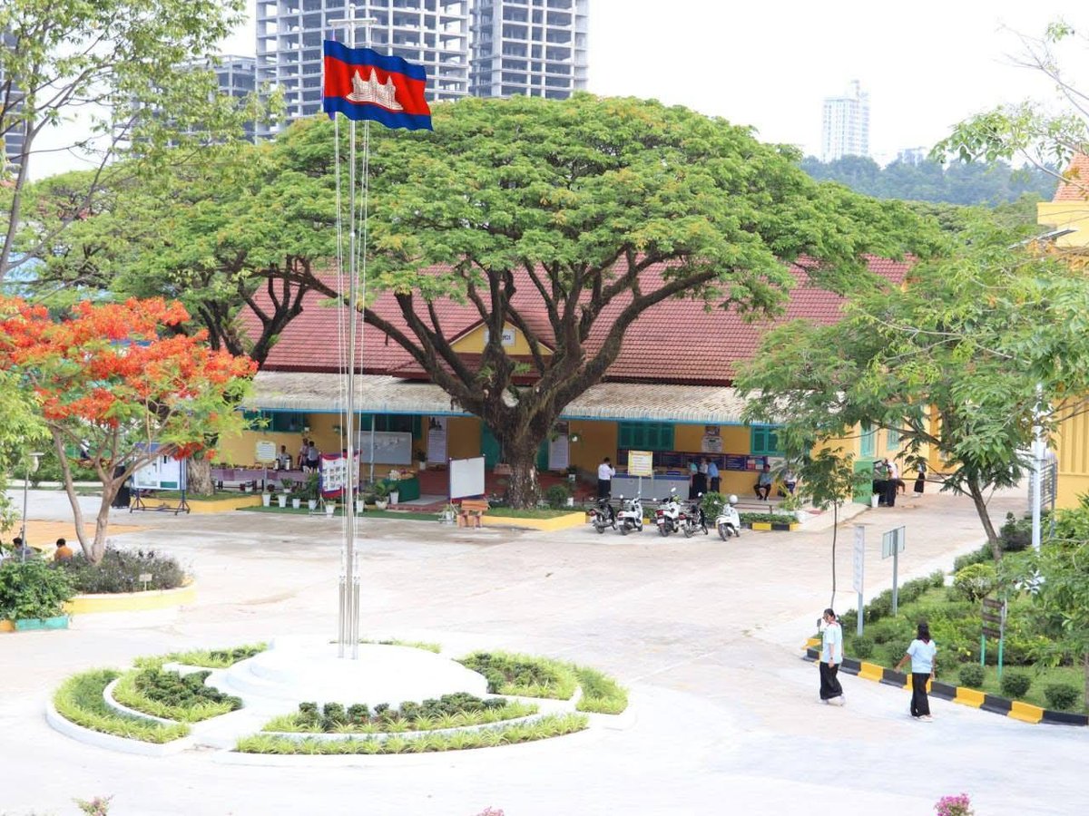 西哈努克市父王初级中学入围教育模范单位决赛