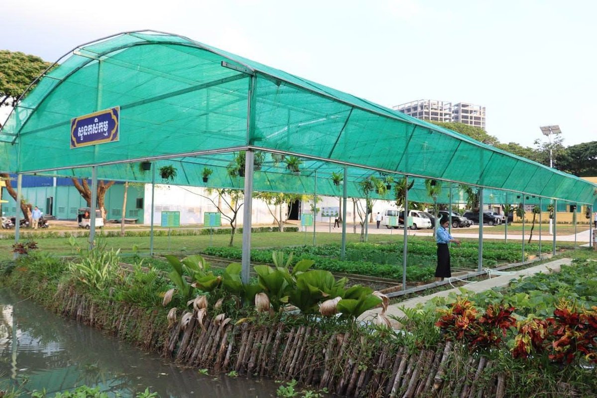 西哈努克市父王初级中学入围教育模范单位决赛
