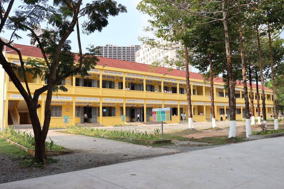 西哈努克市父王初级中学入围教育模范单位决赛