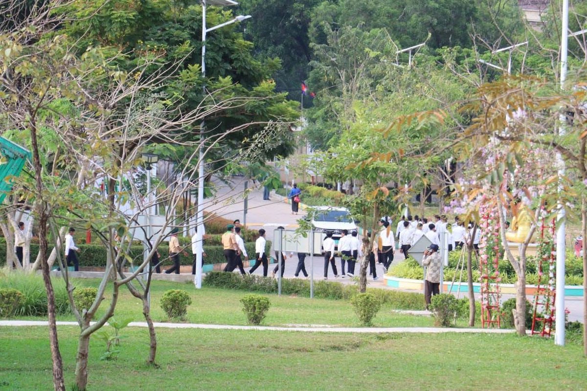 西哈努克市父王初级中学入围教育模范单位决赛