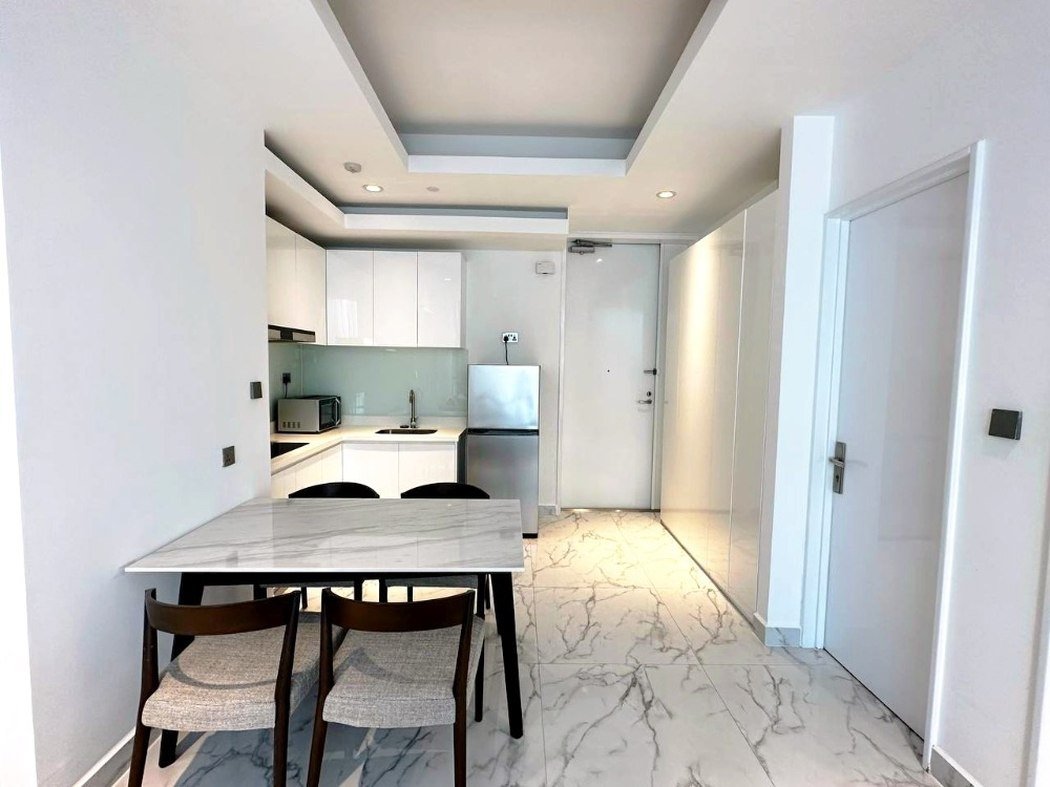 位于金边BKK1核心地段的20楼高层公寓，面积65㎡，格局为2房2卫