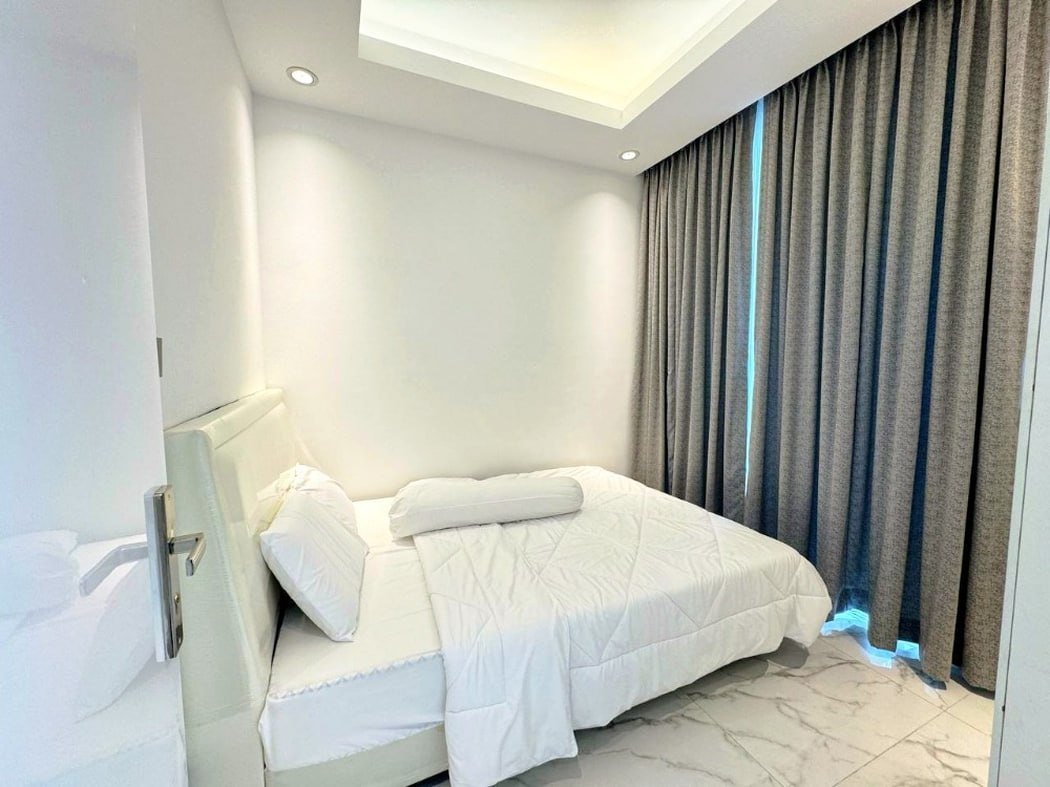 位于金边BKK1核心地段的20楼高层公寓，面积65㎡，格局为2房2卫