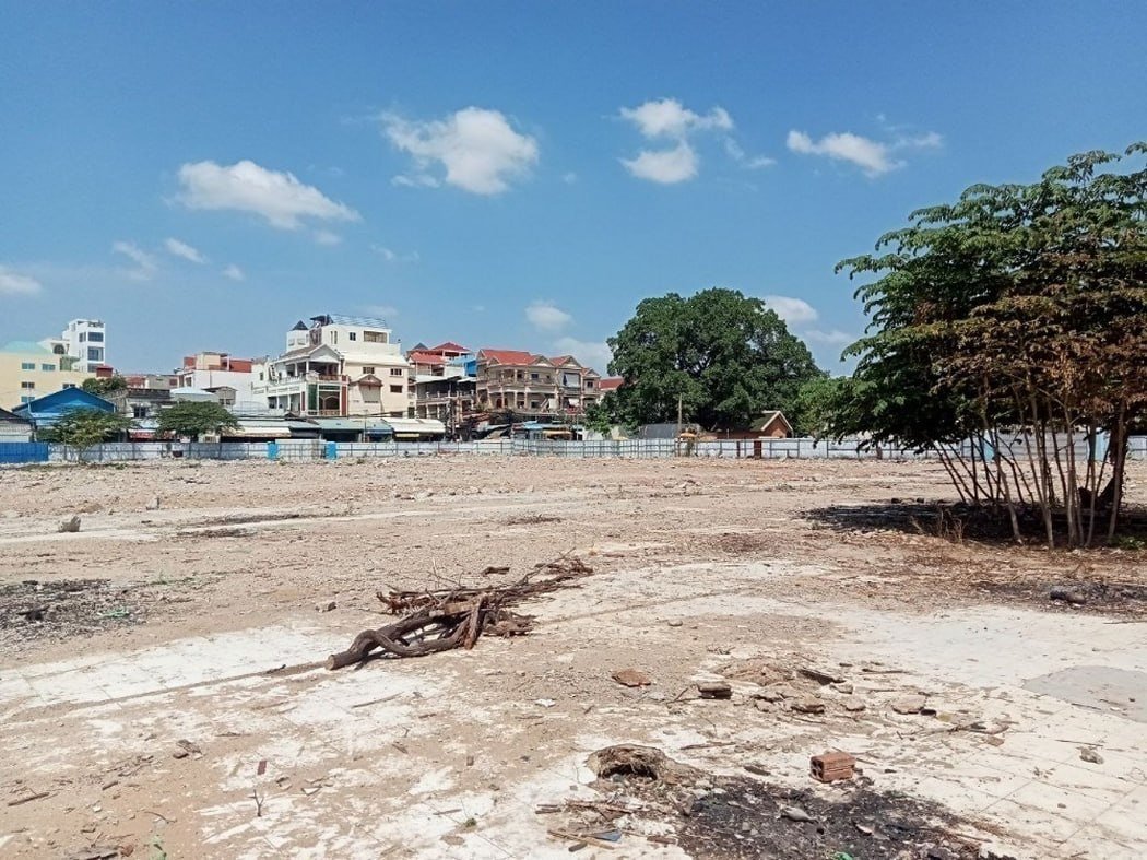 位于隆边区沙拉查分区的核心商业地块现正出售,土地面积达9,062平方米,拥有硬卡