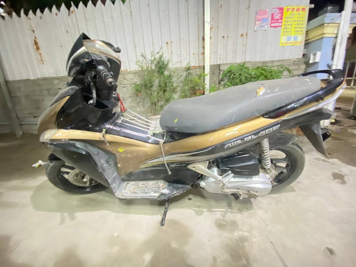 西港转让本田湾刀4代摩托车 售价$328 车况良好