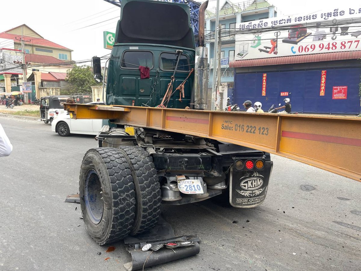 4号公路集装箱车与BYD相撞 双方司机弃车逃逸
