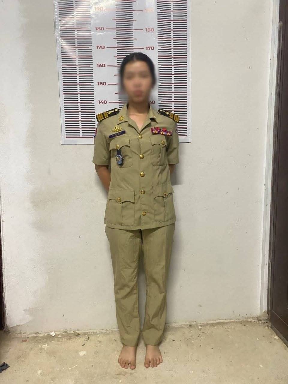 金边坎波区一女子因冒充军警制服被捕 警方查获多套制服