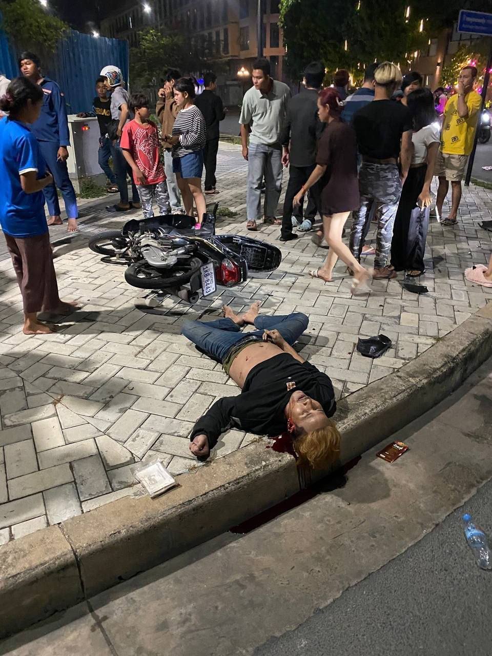 隆边区万谷湖开发区凌晨发生车祸 2死1伤