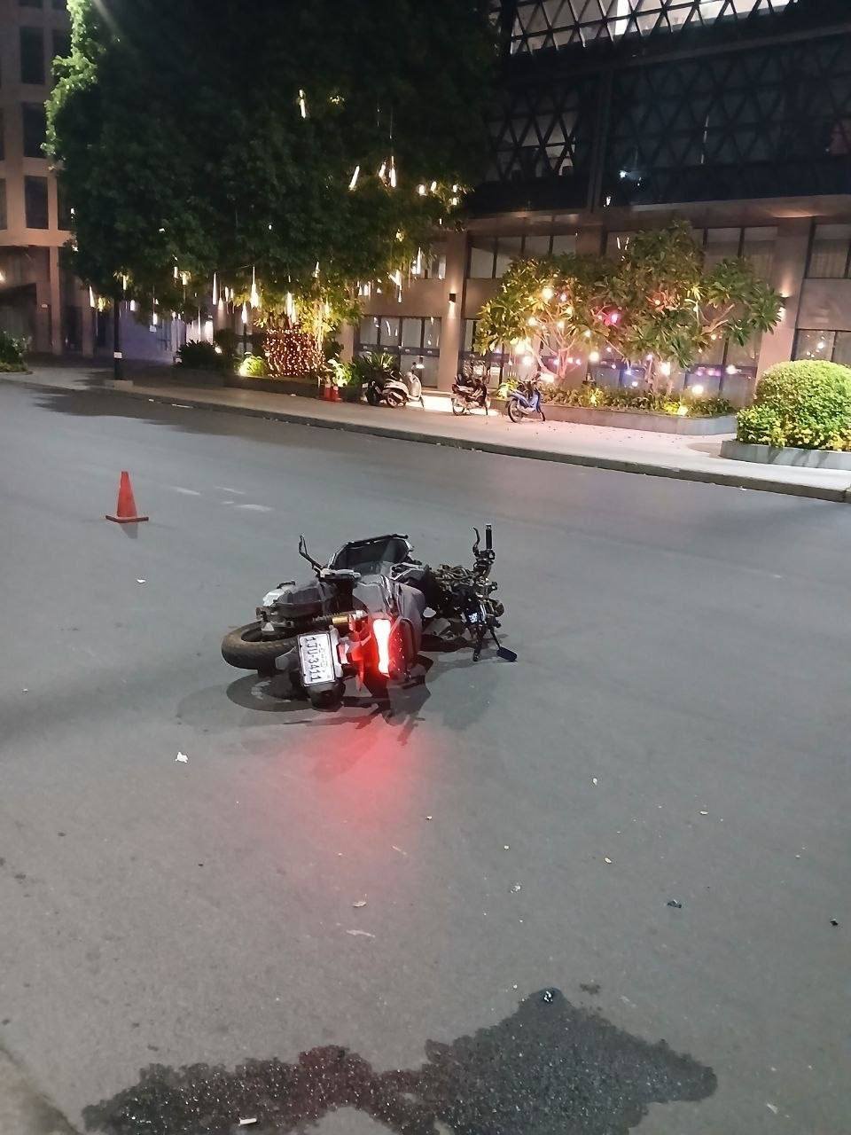 隆边区万谷湖开发区凌晨发生车祸 2死1伤