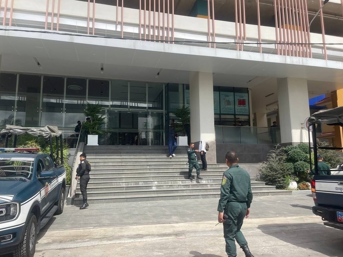 金边菩森芷区突发执法行动 警方今日上午搜查某大楼