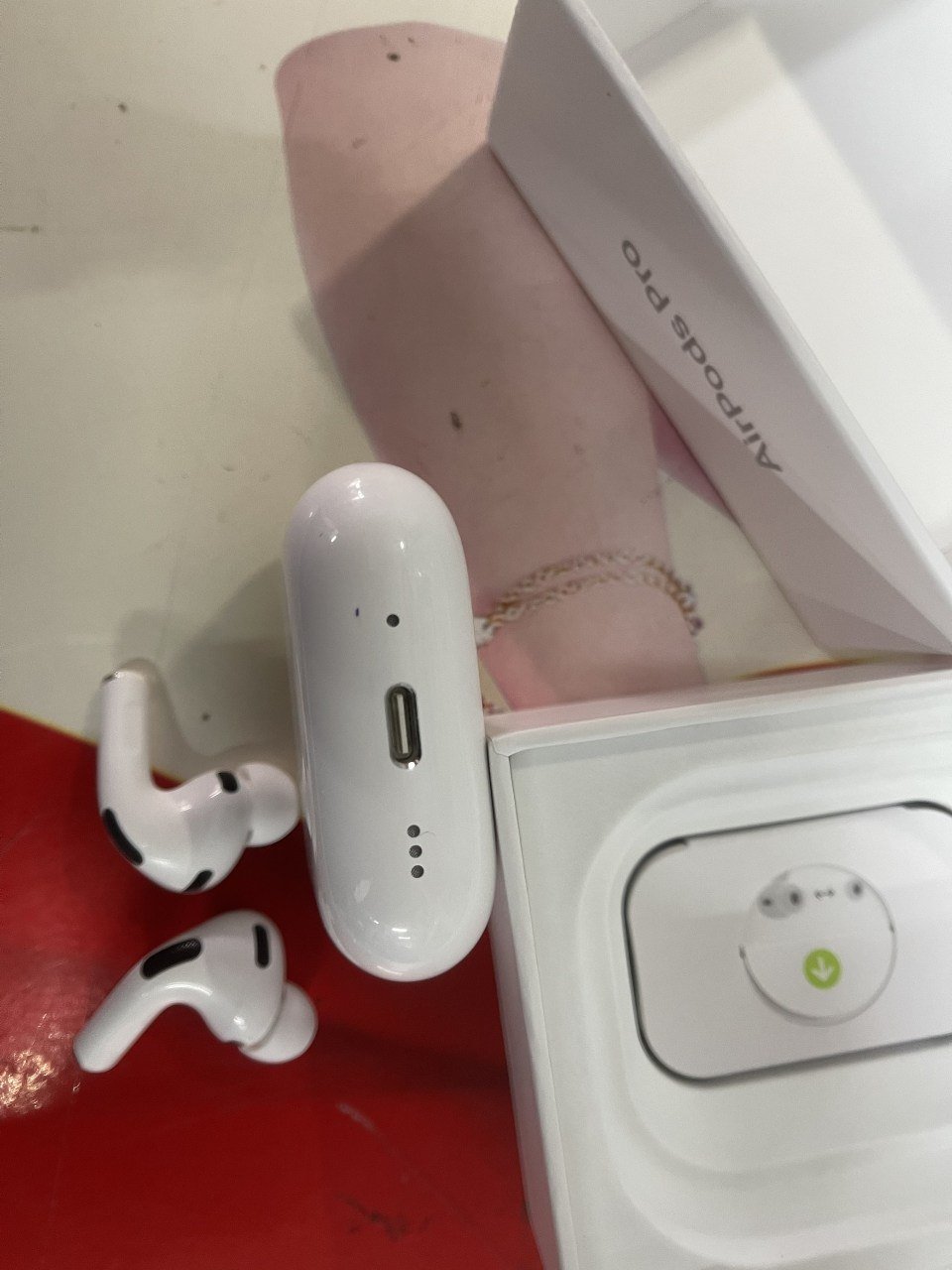 西港转让苹果AirPods Pro 3 成色好无磕碰 $150