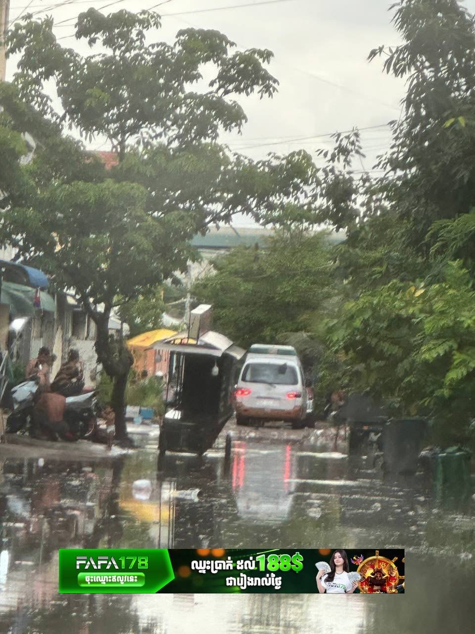 金边菩森芷区一贫困家庭无力支付丧葬费 骑摩托送葬