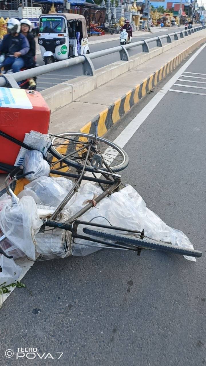 金边菩森芷区发生肇事逃逸 汽车撞倒摩托车致人重伤