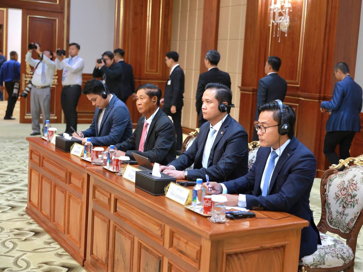 洪森会见越南共产党代表团 双方就党际交流交换意见