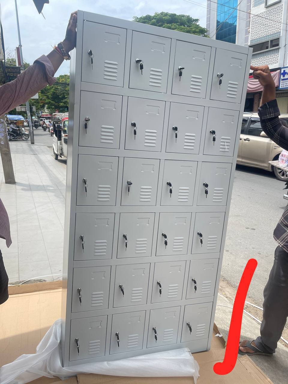 供应多规格办公储物柜,从3门到24格不等,价格区间为$100-$145