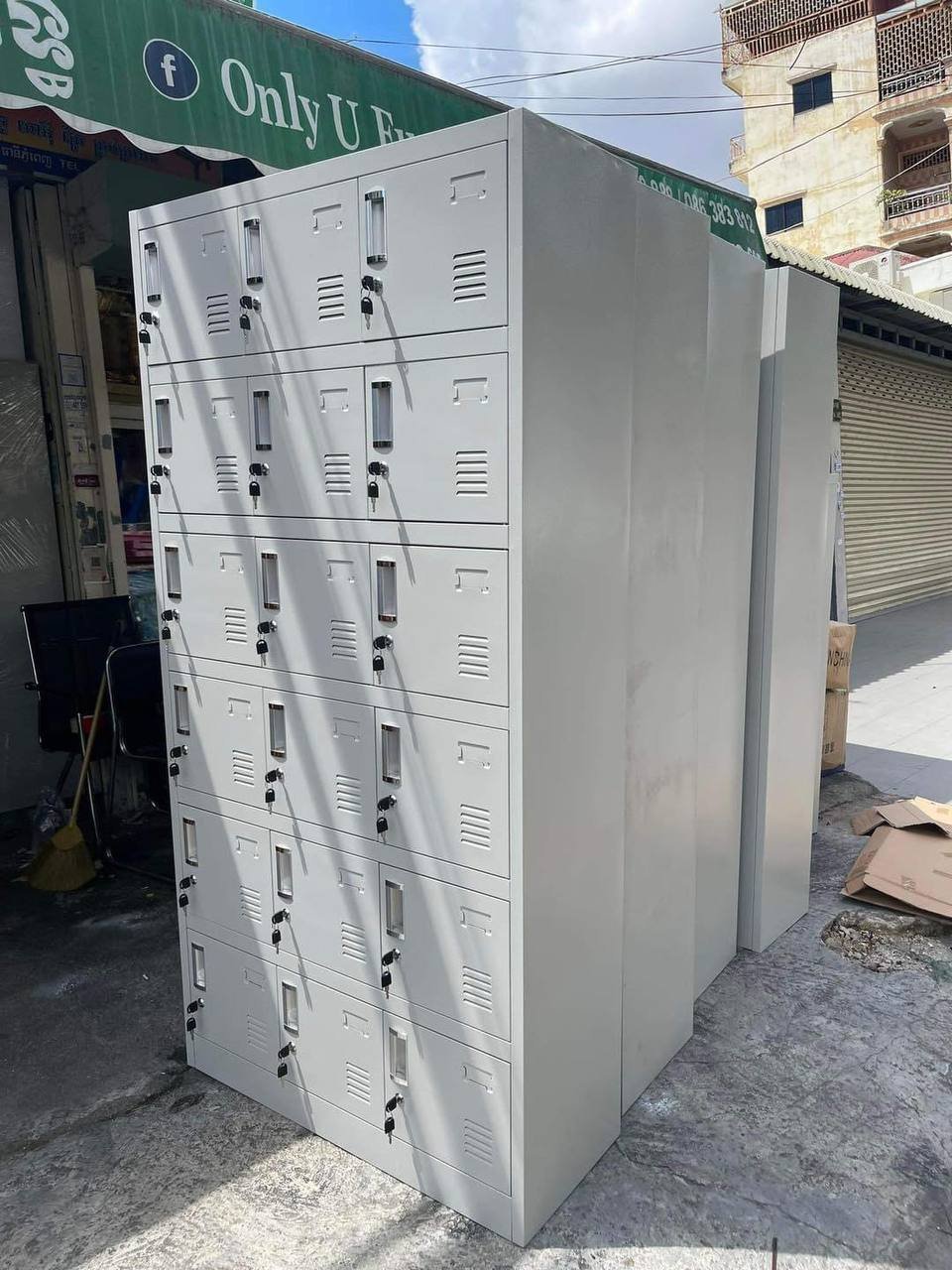 供应多规格办公储物柜,从3门到24格不等,价格区间为$100-$145