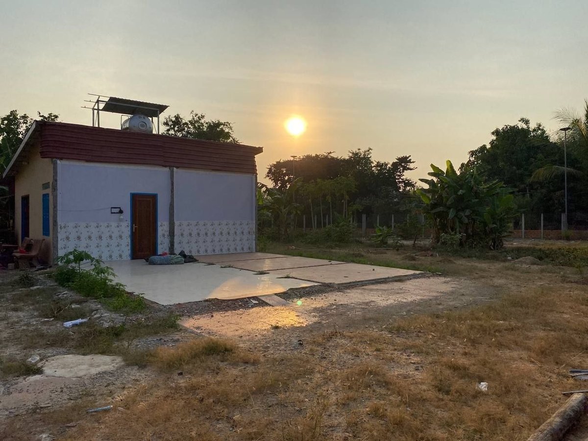 暹粒库克托市场西侧地块出售,紧邻22米混凝土主干道,地块尺寸为17m/12m x