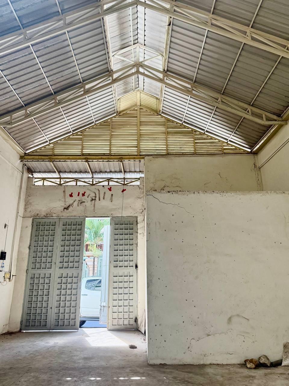 俄罗斯市场附近一处仓库招租,面积8m x 27m(约216平方米),月租金$16