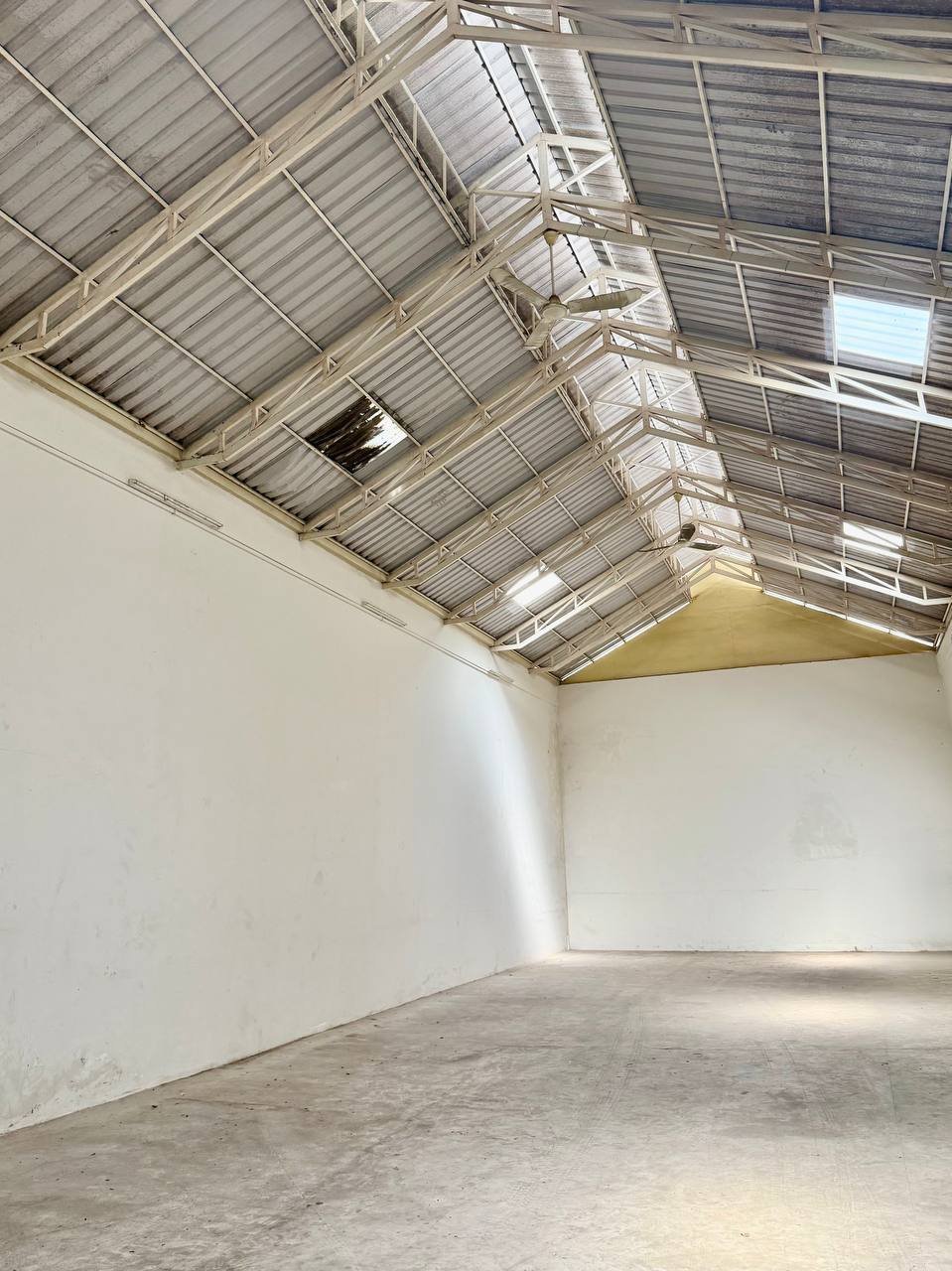 俄罗斯市场附近一处仓库招租,面积8m x 27m(约216平方米),月租金$16