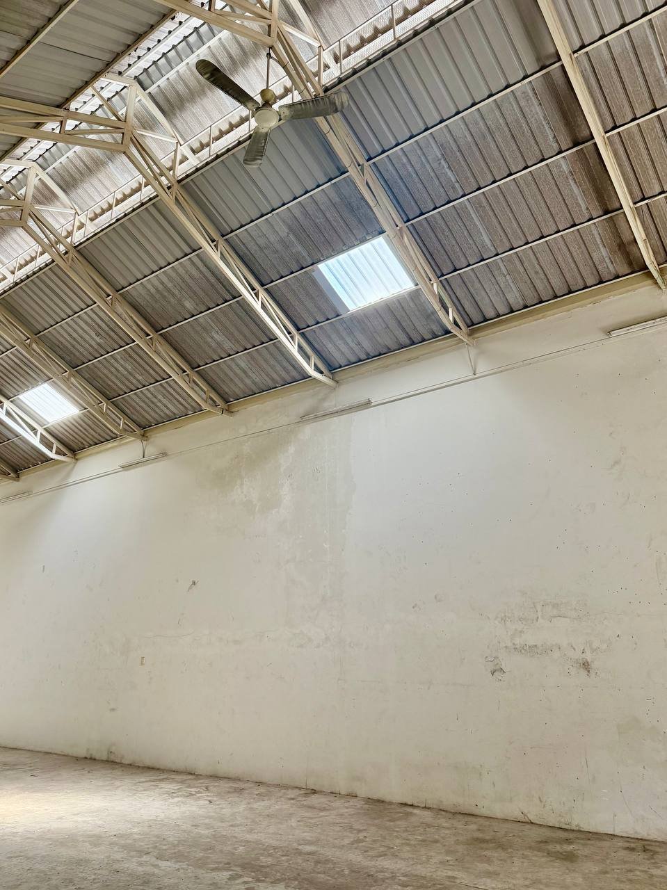 俄罗斯市场附近一处仓库招租,面积8m x 27m(约216平方米),月租金$16