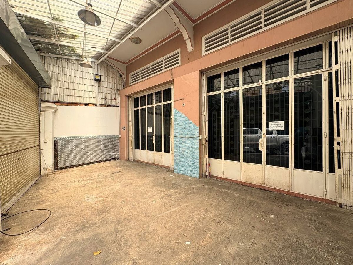位于堆谷区的双联店面现正招租,房屋尺寸为8米x18米,配备7间卧室和8间浴室