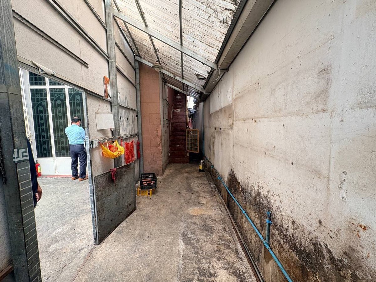 位于堆谷区的双联店面现正招租,房屋尺寸为8米x18米,配备7间卧室和8间浴室