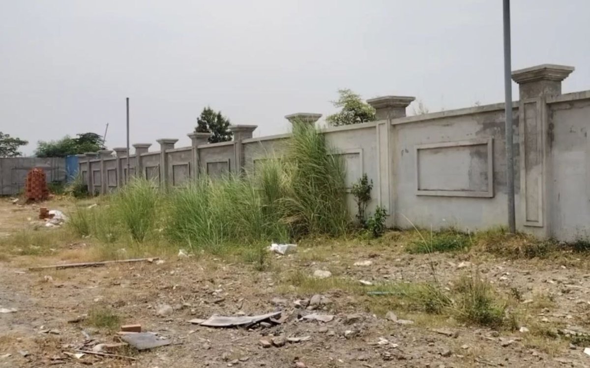 百列区6A公路第三桥附近出售2.3公顷土地,地块尺寸68*335米,已完成填土,