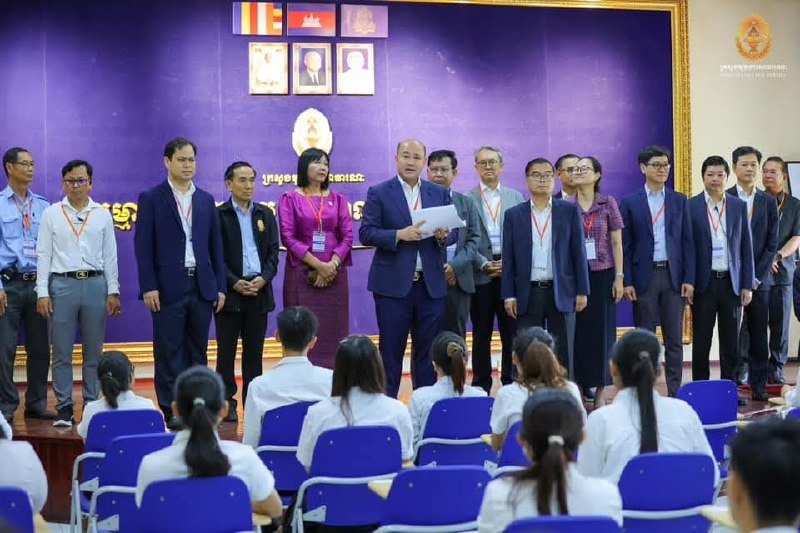 柬埔寨外交部公务员选拔考试开考 洪玛尼主持开题仪式