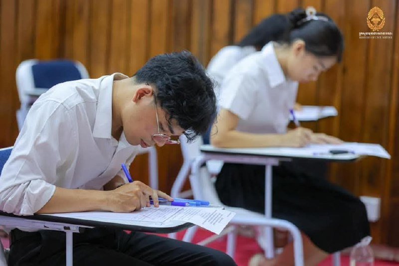 柬埔寨外交部公务员选拔考试开考 洪玛尼主持开题仪式