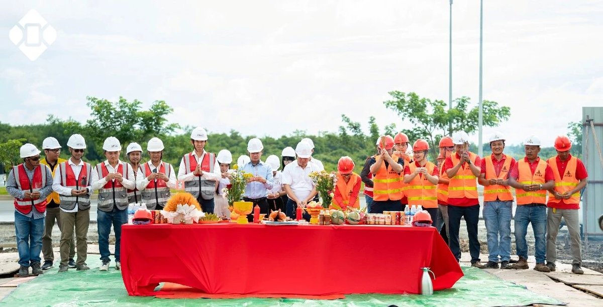 TIA CITY项目位于洪森大道,紧邻德崇国际机场,首批推出12栋5层商业楼