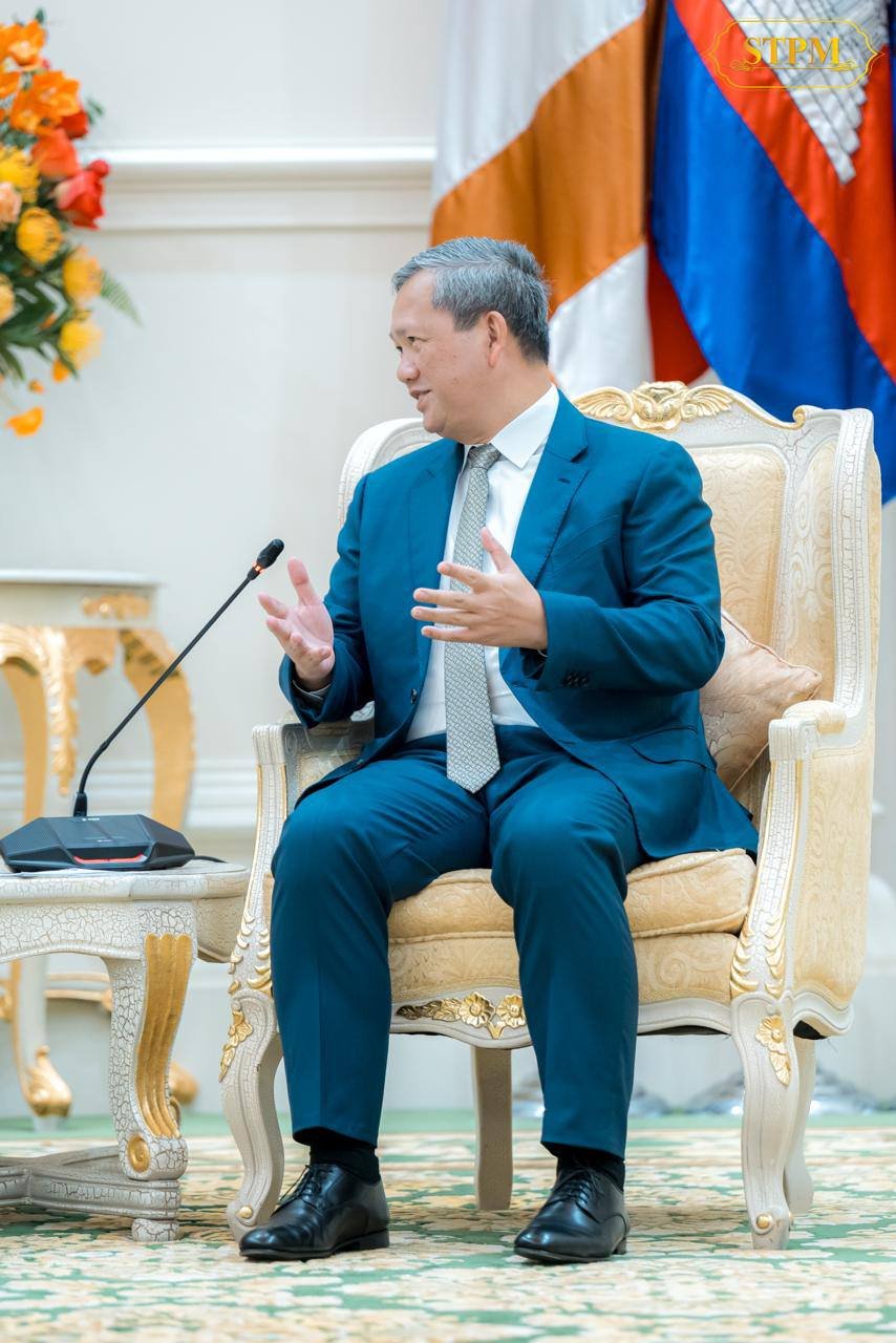 洪玛奈在和平大厦会见美国驻柬埔寨临时代办