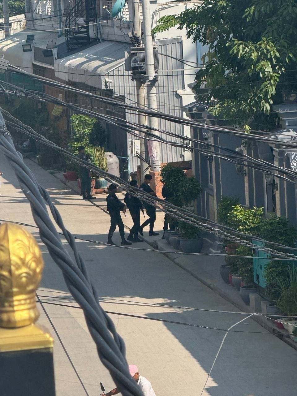 波贝一建筑遭军警封锁 现场行动正在进行中