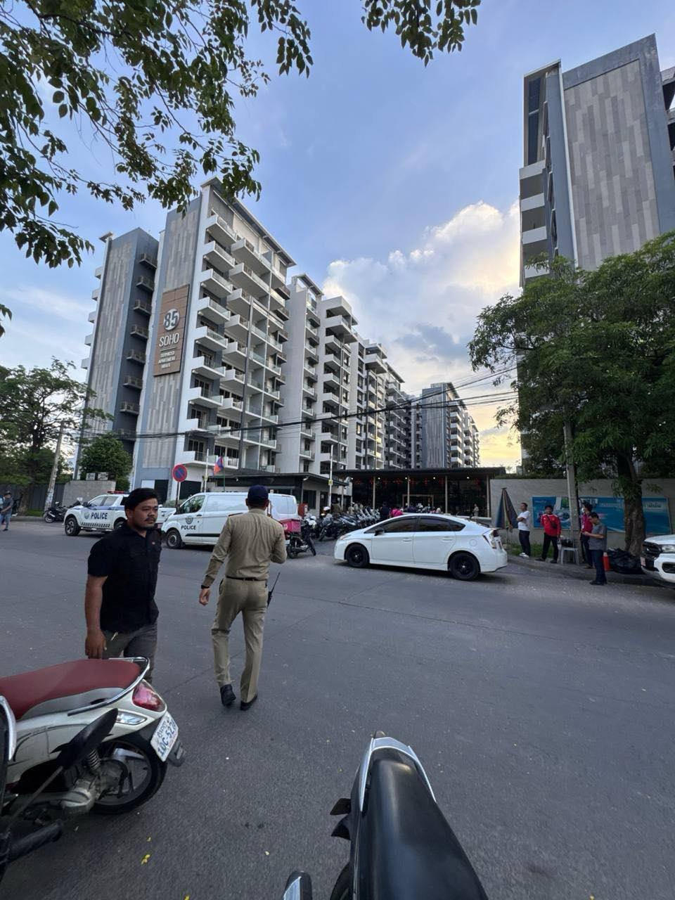 金边Axis Residence公寓突发警方搜查 多人被带走调查