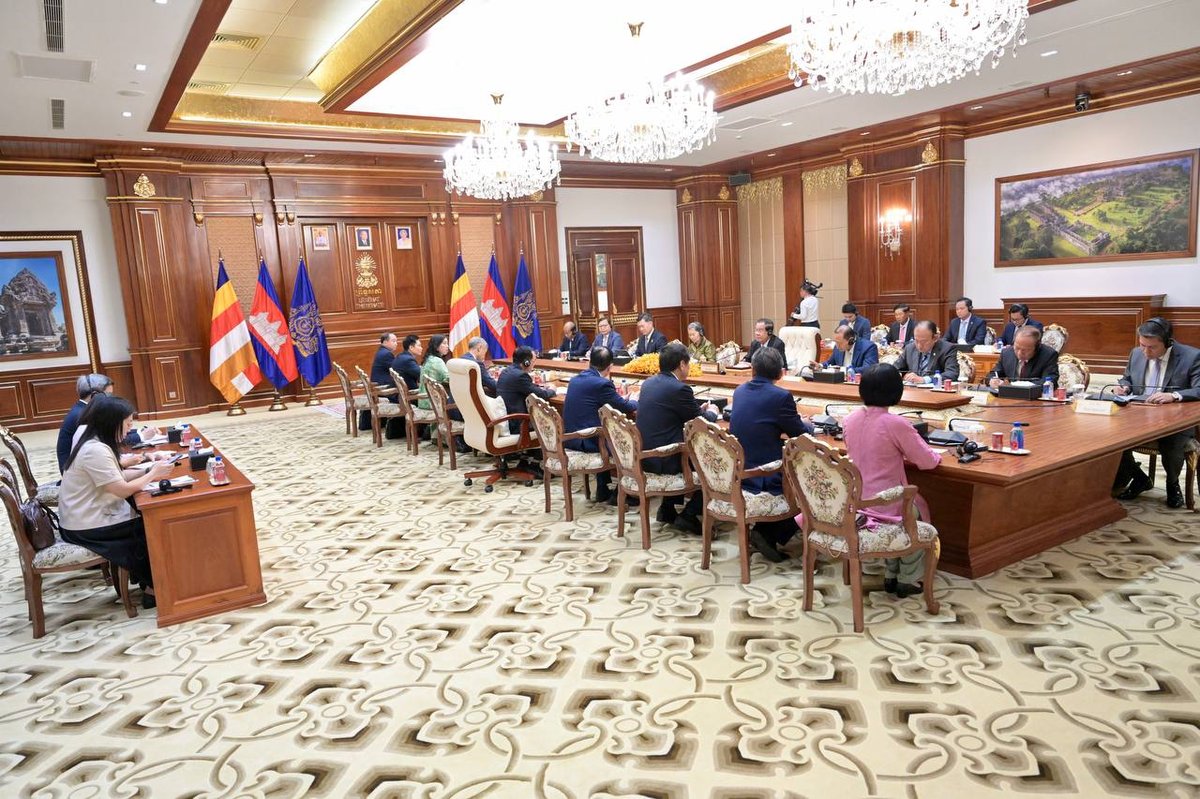 洪森在金边会见越南共产党中央宣传部部长郑文决