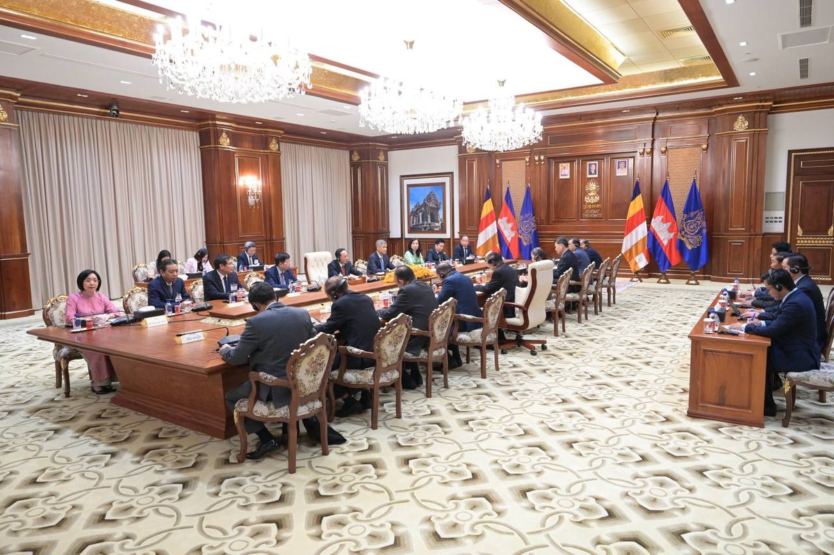洪森在金边会见越南共产党中央宣传部部长郑文决
