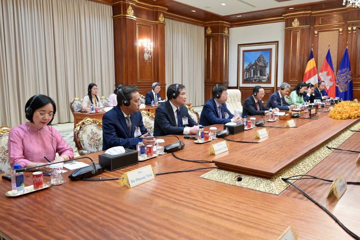 洪森在金边会见越南共产党中央宣传部部长郑文决