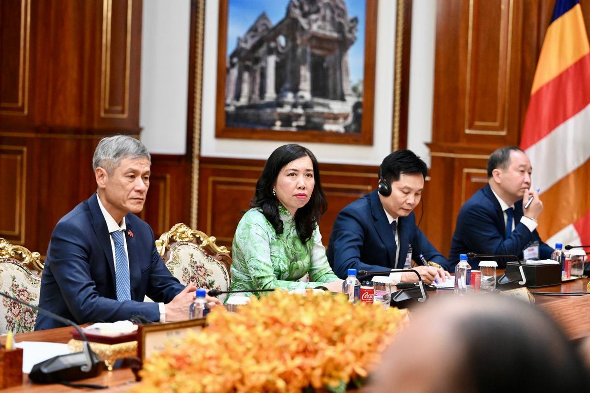 洪森在金边会见越南共产党中央宣传部部长郑文决