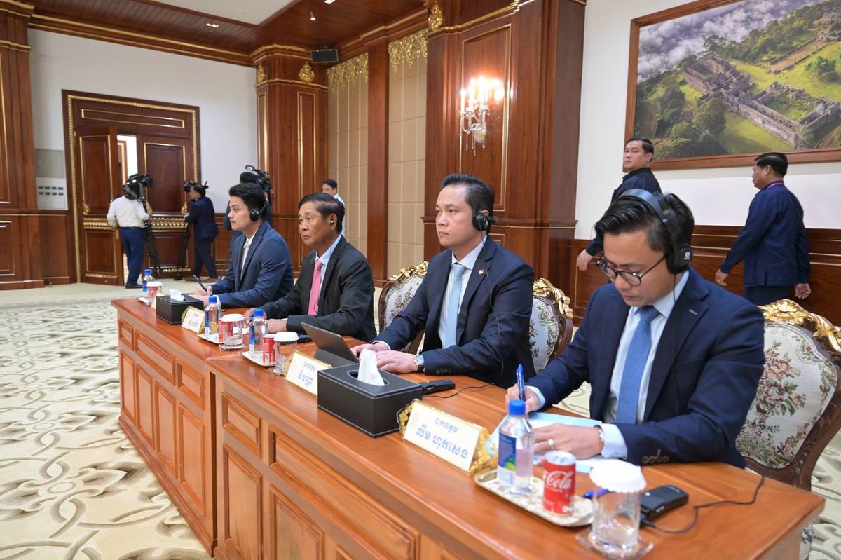 洪森在金边会见越南共产党中央宣传部部长郑文决