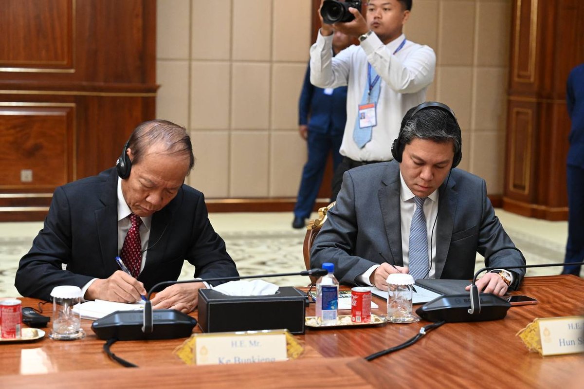 洪森在金边会见越南共产党中央宣传部部长郑文决