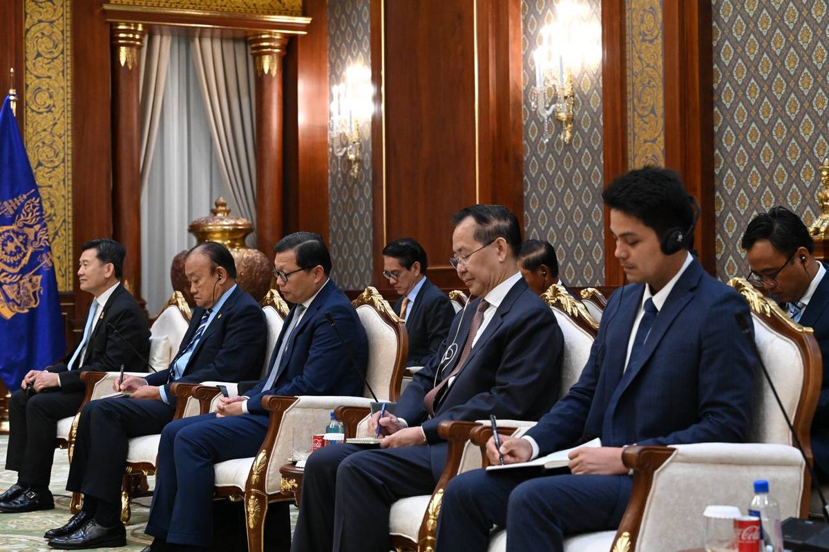 洪森接受贝宁新任驻柬大使递交国书