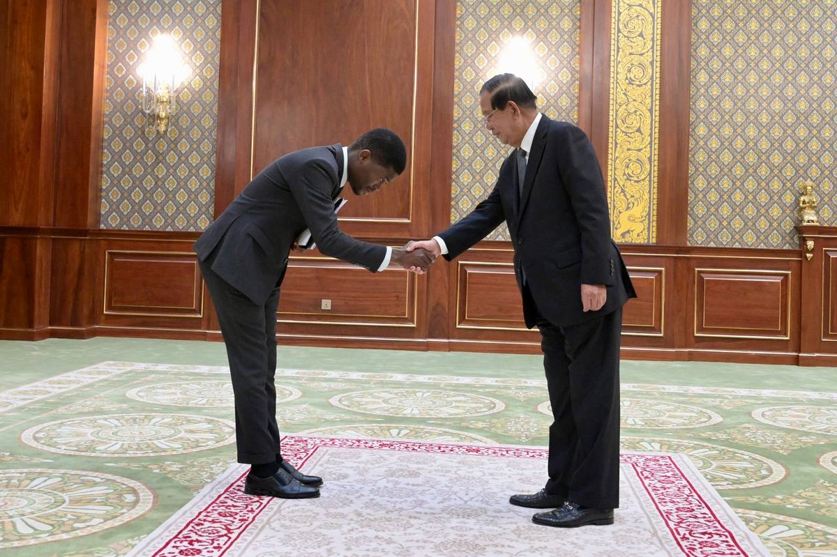 洪森接受贝宁新任驻柬大使递交国书