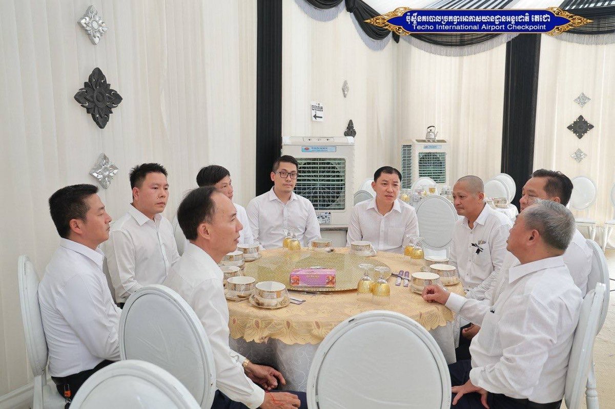 德崇国际机场警察局长苏提亚出席下属父亲葬礼