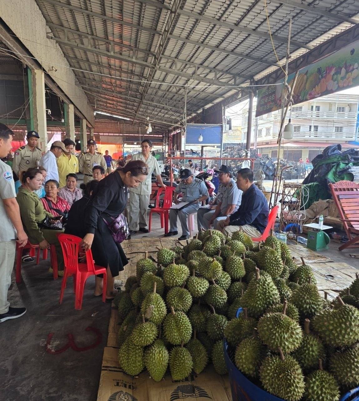 洪森严厉批评反腐败局官员 严查榴莲产地虚假宣传
