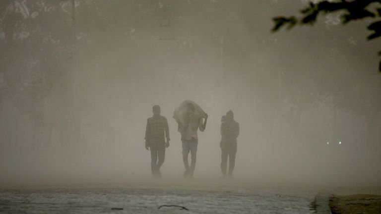 印度北方邦近期遭遇强风暴袭击,最新统计显示死亡人数已超过100人