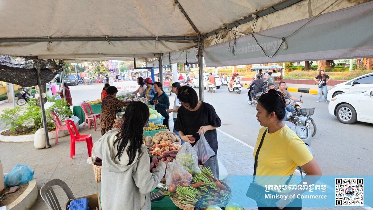 磅湛省高棉农产品市场周末开放 汇集本地蔬菜肉类