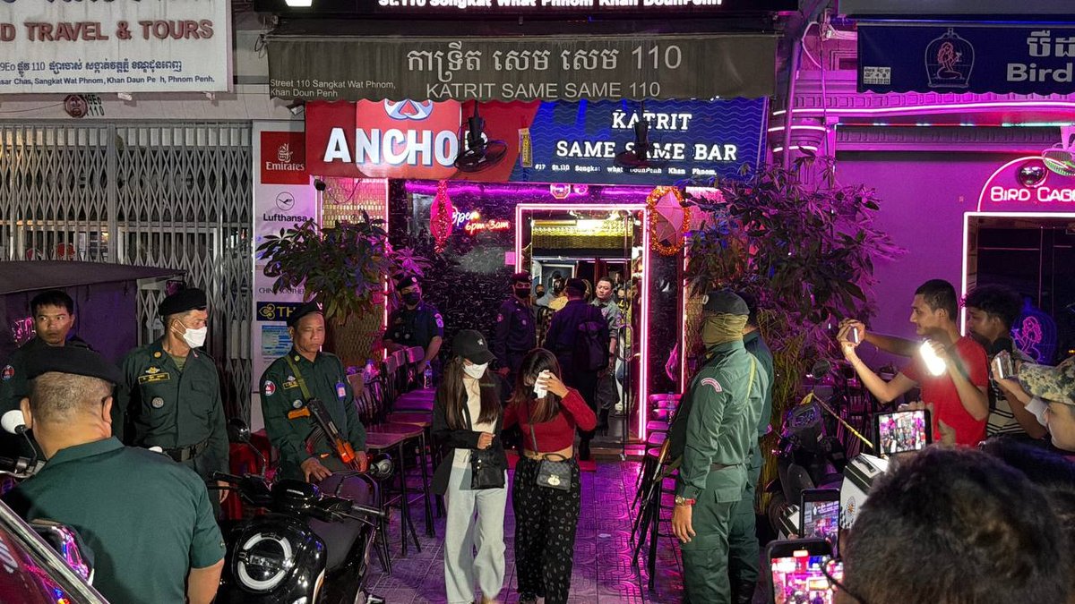 金边警方突击检查两家酒吧 35名男女被带走调查
